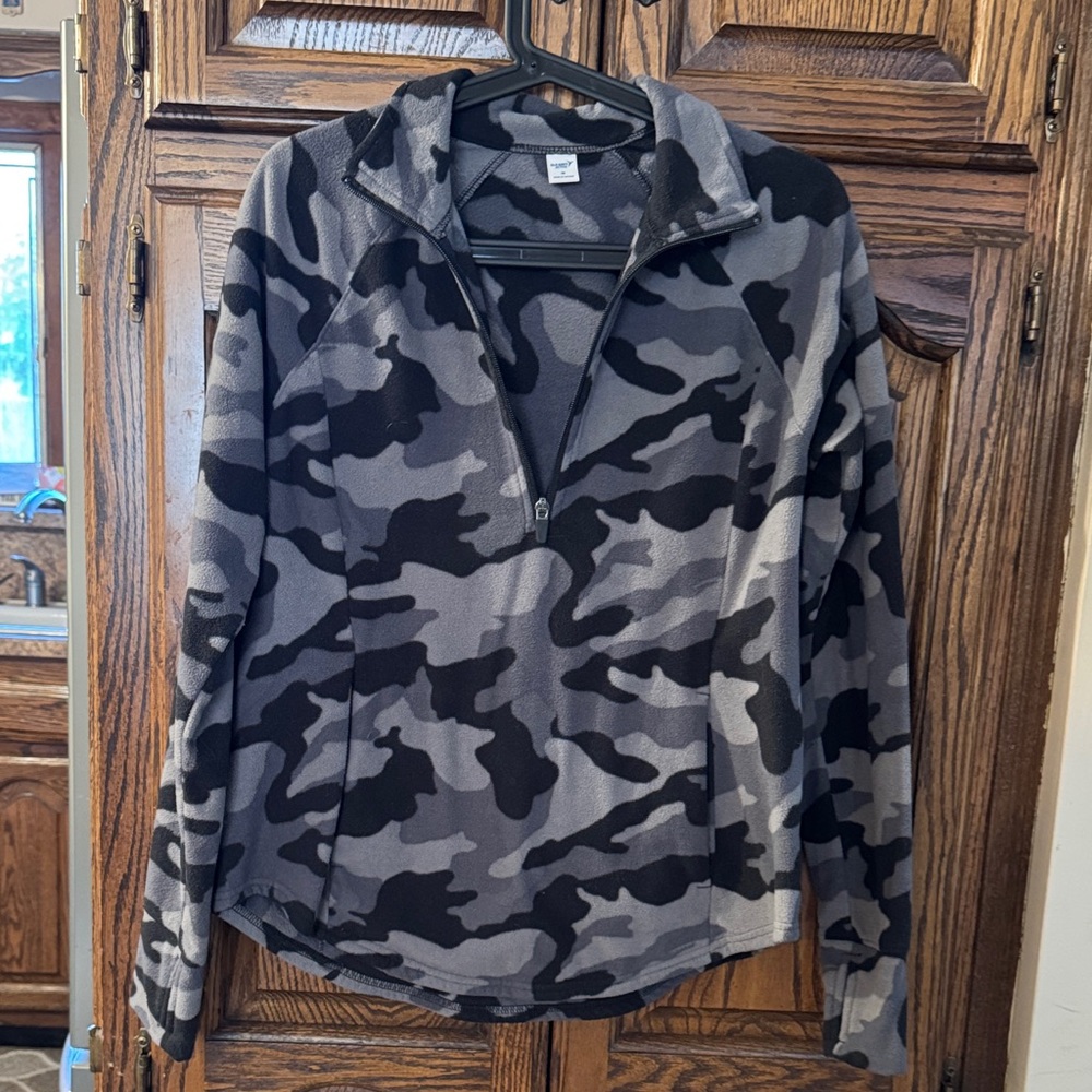 GUC!! Old Navy Active quarter zip fleece, black/gray camo, size M